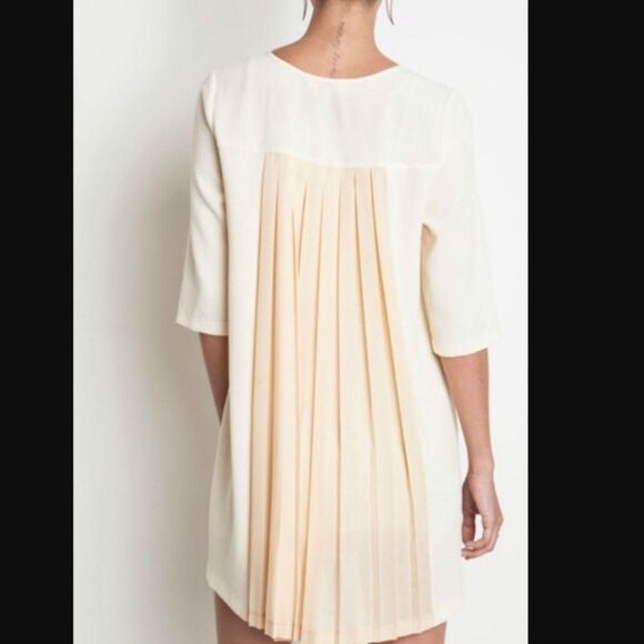 NWT Umgee Cream Crepe Mini Dress w/ Zipper Details Pleated Back SZ M - Picture 2 of 5